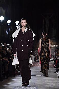На Неделе моды в Париже презентована коллекция женщины-дизайнера Ван Чжи