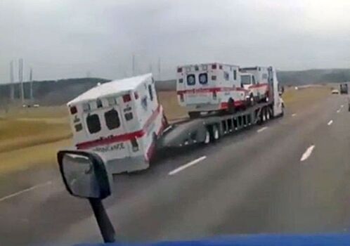 Посмотрите, как плохо закрепленная скорая помощь сваливается с трейлера