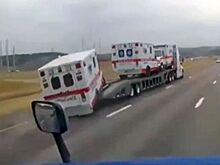 Посмотрите, как плохо закрепленная скорая помощь сваливается с трейлера