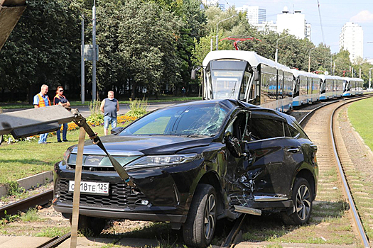 В Москве трамвай протаранил машину с беременной женщиной за рулем