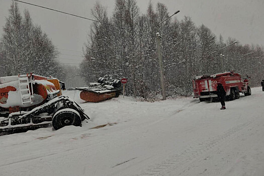 На АЗС в Бурятии опрокинулся бензовоз