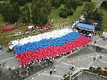 Более 250 получателей соцуслуг ТЦСО «Чертаново» выстроились в российский флаг