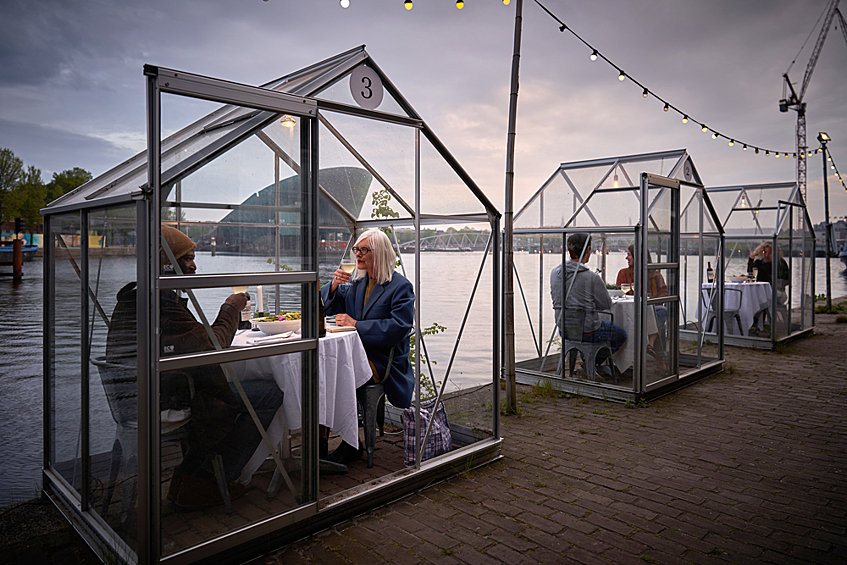 В Амстердаме ресторан предлагает посетителям пообедать в изолированных «парниках».