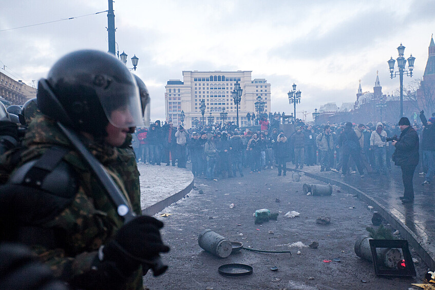 Участники акции в память об убитом фанате «Спартака» Егоре Свиридове на Манежной площади, 11 декабря 2010 года