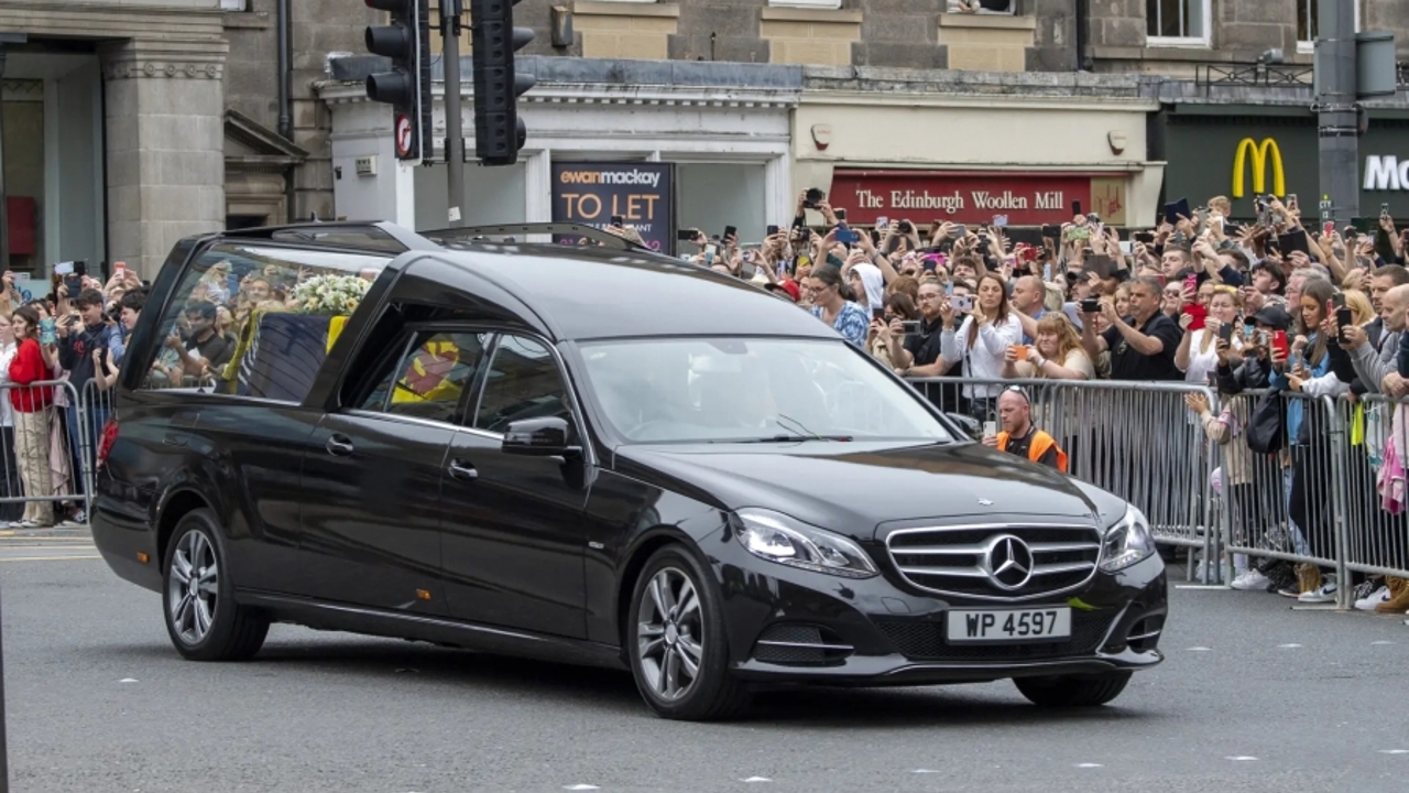 Гроб с Королевой Елизаветой II вёз катафалк Mercedes-Benz, а не британский  автомобиль - Рамблер/авто