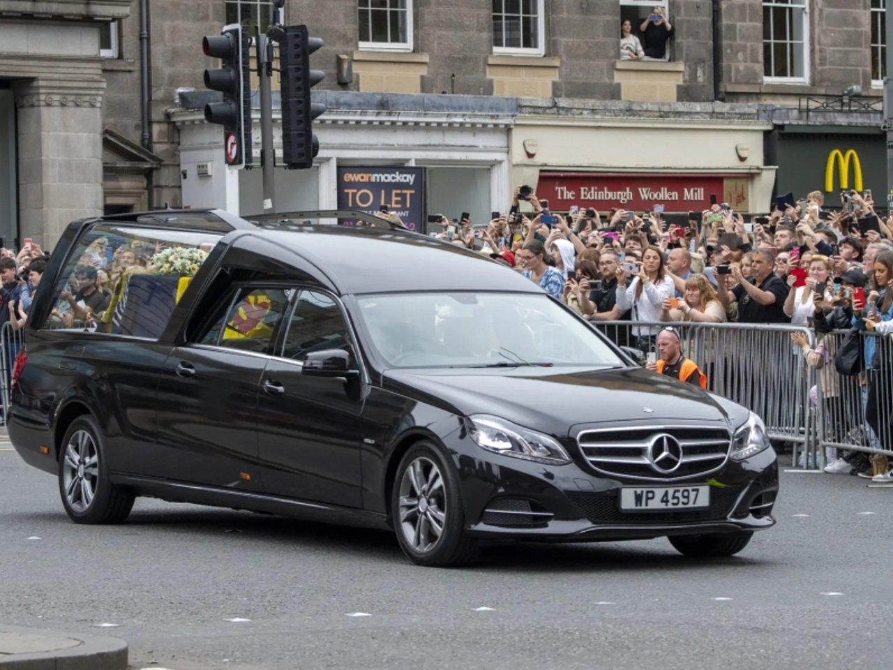 Гроб с Королевой Елизаветой II вёз катафалк Mercedes-Benz, а не британский  автомобиль - Рамблер/авто