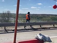 &laquo;Каски не хватило&raquo;: рабочего в необычном головном уборе заметили в Каменске