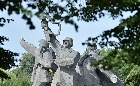 В Латвии начался снос памятника Освободителям Риги