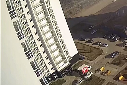 Вылетевший из ульяновской высотки подросток упал на грузчика