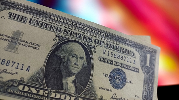 Эксперты предрекли доллару падение из-за политики США