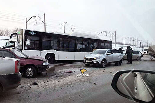 Массовое ДТП с участием контейнеровоза произошло в Новосибирске