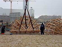 В пойме Царицы начали монтировать верхний каркас чучела Масленицы