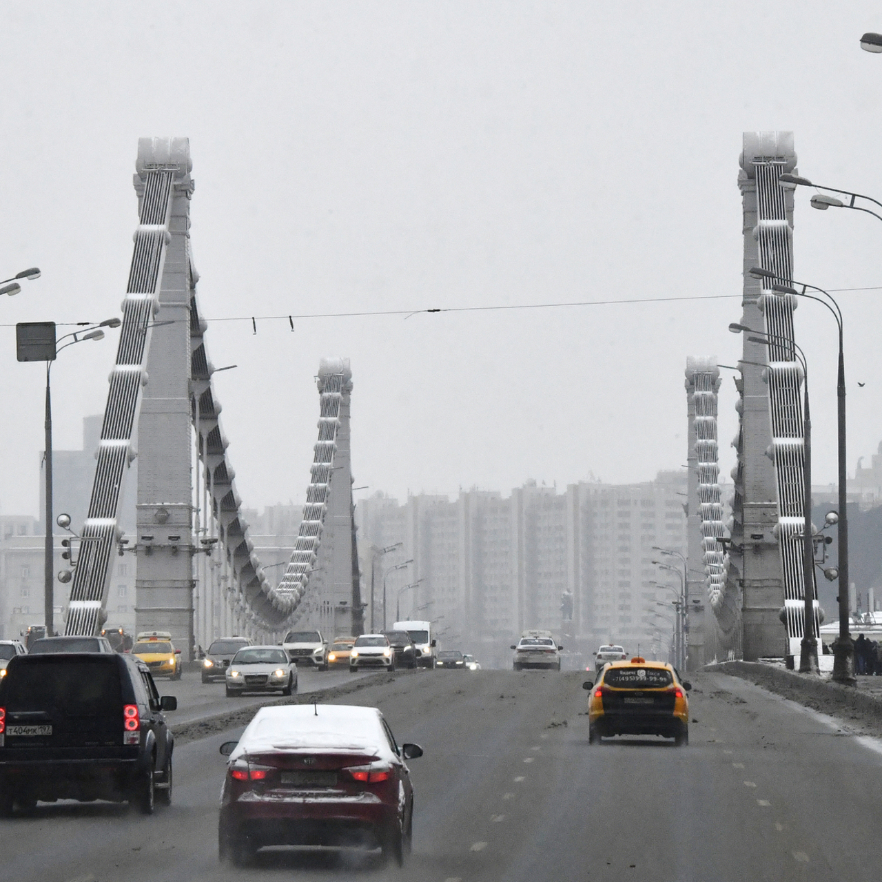 Молодой человек на спор прыгнул с Крымского моста в Москве - Рамблер/новости