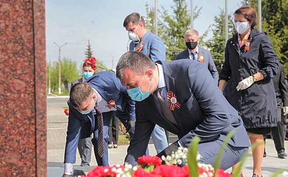 Сотрудники "Казаньоргсинтеза" возложили цветы к мемориалу ветеранам Великой Отечественной войны, работавшим на предприятии