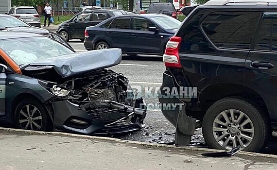 В Казани водитель каршерингового автомобиля въехал в припаркованный Toyota Land Cruiser