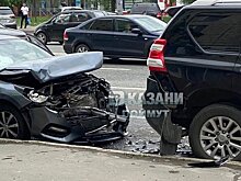 В Казани водитель каршерингового автомобиля въехал в припаркованный Toyota Land Cruiser