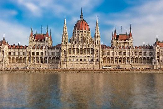 Венгрия отбирает паспорта у украинцев
