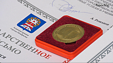 Первые медалисты Ноябрьска получили свои знаки отличия. ВИДЕО