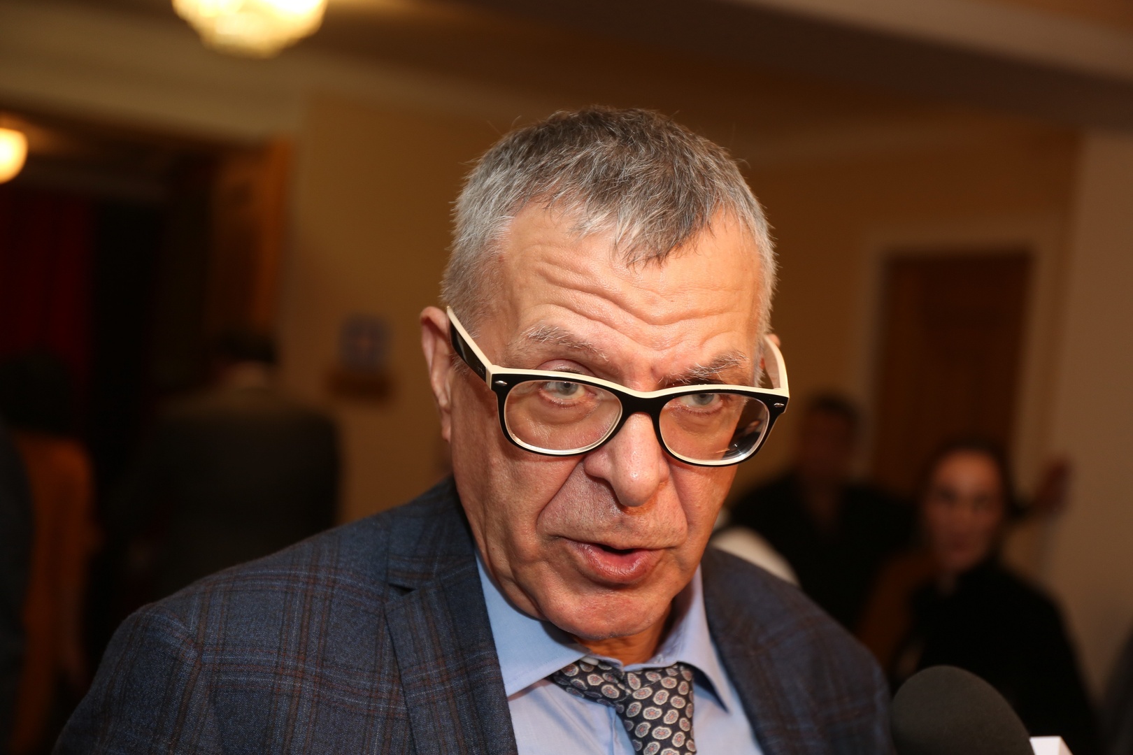 У него все хорошо: отец Ивана Урганта высказался о возвращении сына на ТВ