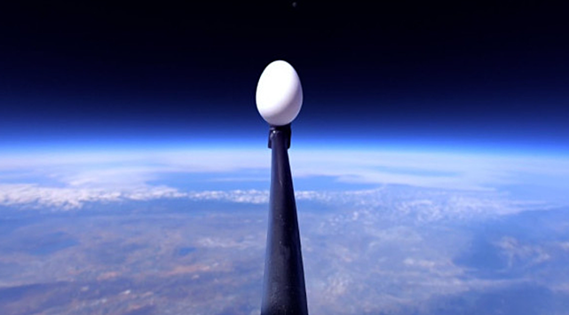 Блогер сбросил «из космоса» два куриных яйца