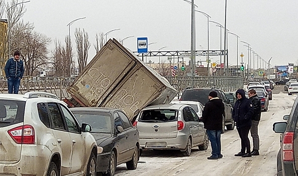 На западе Волгограда «газель» придавила две легковушки