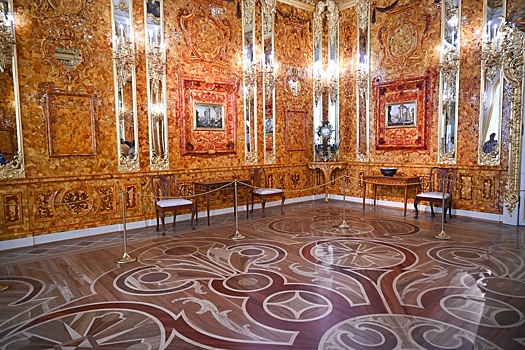 Журналисты "РГ" посетили спецфонд янтаря в Екатерининском дворце