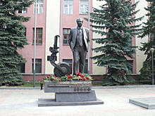 Памятник Владимиру Лузянину открыли на территории НАО «Гидромаш»