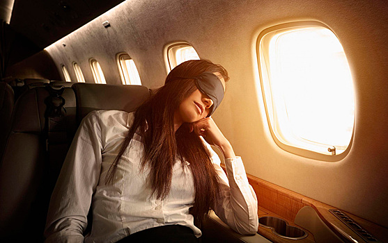 Почему стюардессы запрещают спать во время взлета
