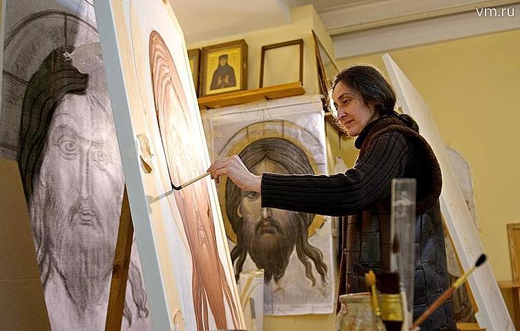 Иконописцы православной мастерской создают образы новомучеников