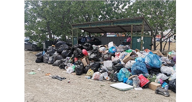 Улицы и пляжи Анапы вновь оказались завалены мусором