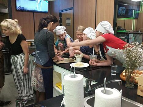 Юные москвичи научились готовить блюда из мёда