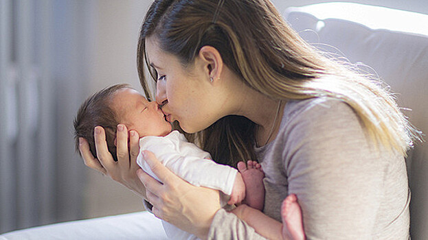 Почему целовать младенцев опасно: мнение врача