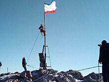 На вершине Ай-Петри водрузили флаг Республики Крым