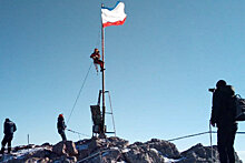 На вершине Ай-Петри водрузили флаг Республики Крым