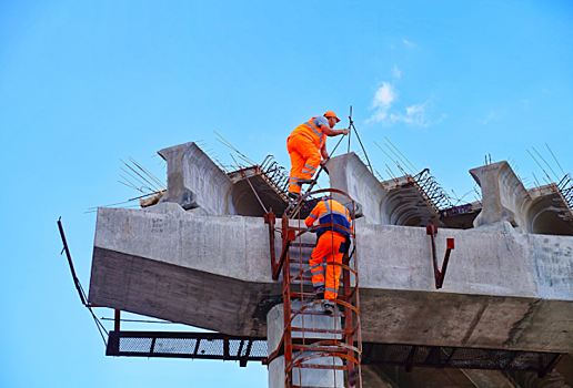 В Волжском районе приводят в порядок мост через реку Чапаевка