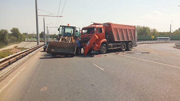 На Фрунзенском мосту в Самаре трактор врезался в "КамАЗ"