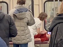 Массаж в московском метро попал на видео