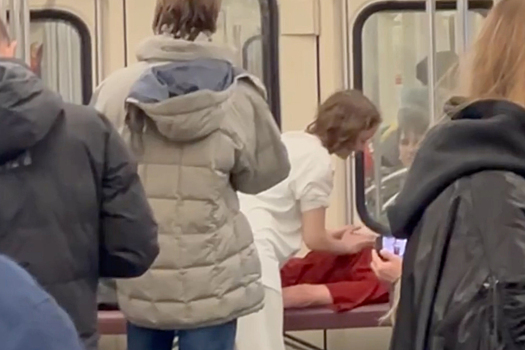 Массаж в московском метро попал на видео