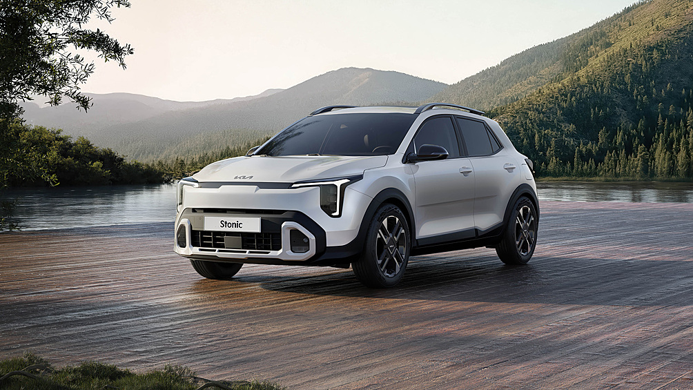 Компактный кроссовер Kia Stonic, созданный для Европы на платформе Kia Rio, пережил очередное обновление. Машина получила переработанный дизайн кузова в актуальном стиле и новый салон с парой крупных экранов, сенсорным блоком климат-контроля и прочими изменениями. Технически автомобиль не поменялся.