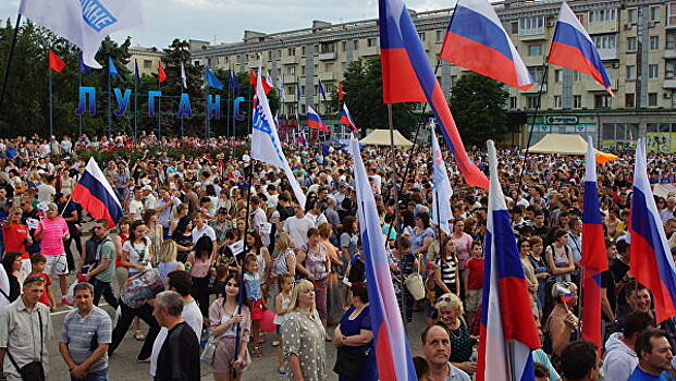 В Луганске в честь Дня России выступили известные российские исполнители