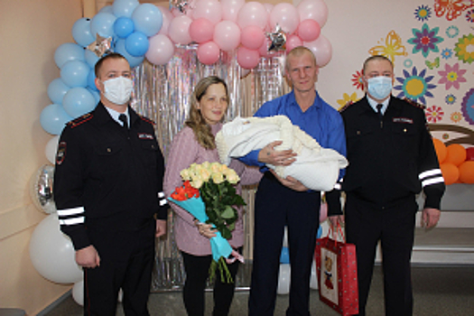 В Кемерове сотрудники ГИБДД помогли молодой семейной паре экстренно добраться до родильного дома
