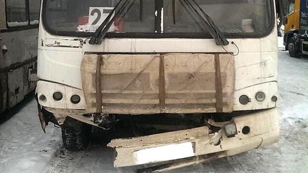 Вологжанка упала в автобусе и получила травму руки