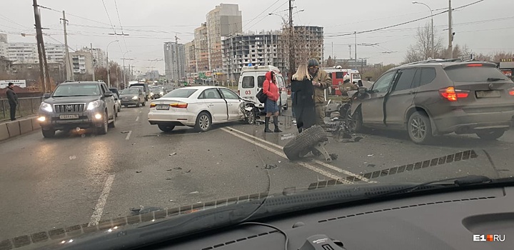 На Щербакова столкнулись BMW, Audi и Lexus, из-за этого вся улица встала в пробку