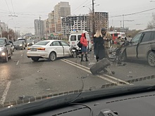 На Щербакова столкнулись BMW, Audi и Lexus, из-за этого вся улица встала в пробку