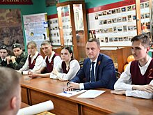 Роман Бусаргин посетил урок в гимназии №108 Саратова