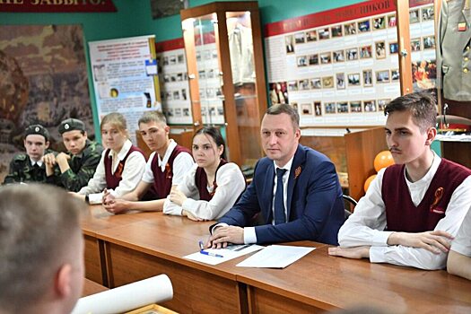 Роман Бусаргин посетил урок в гимназии №108 Саратова