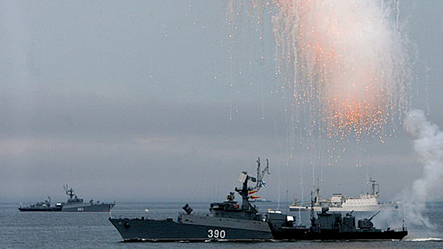 Во Владивостоке салют в честь Дня ВМФ прогремит над морем