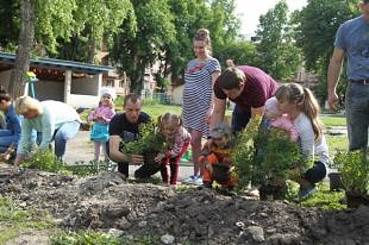 «Металлоинвест» помог посадить деревья детском саду Железногорска