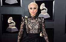 Готичная Леди Гага в «голом» наряде, Пинк в перьях и другие звезды на Grammy-2018