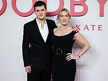 Кейт Уинслет вышла в свет с 21-летним сыном-сценаристом: фото